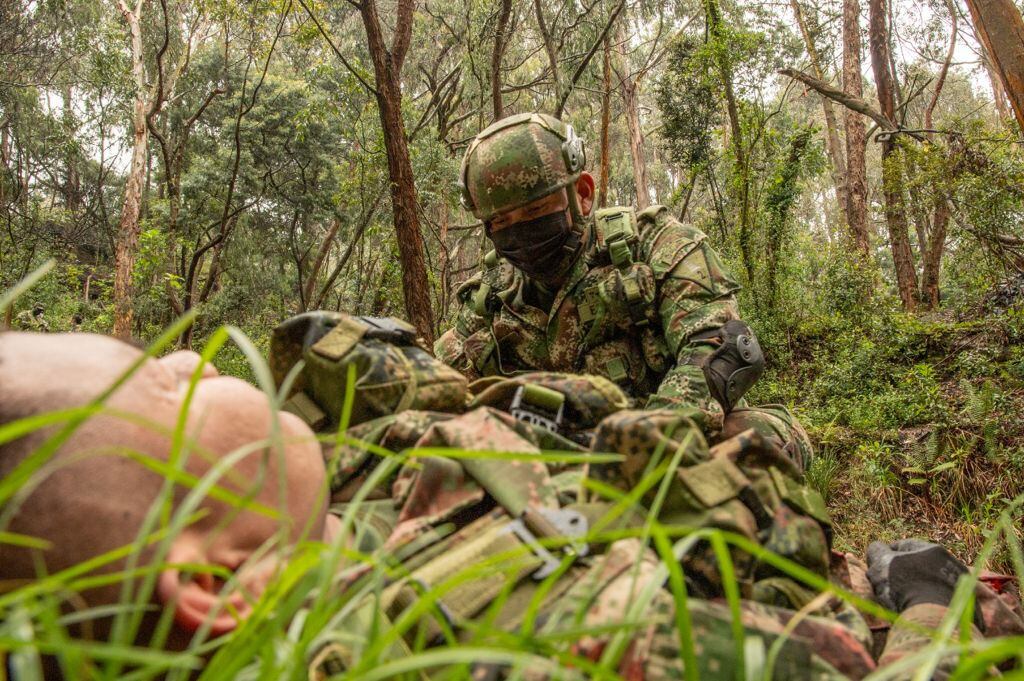 Así entrena un enfermero de guerra en Colombia
