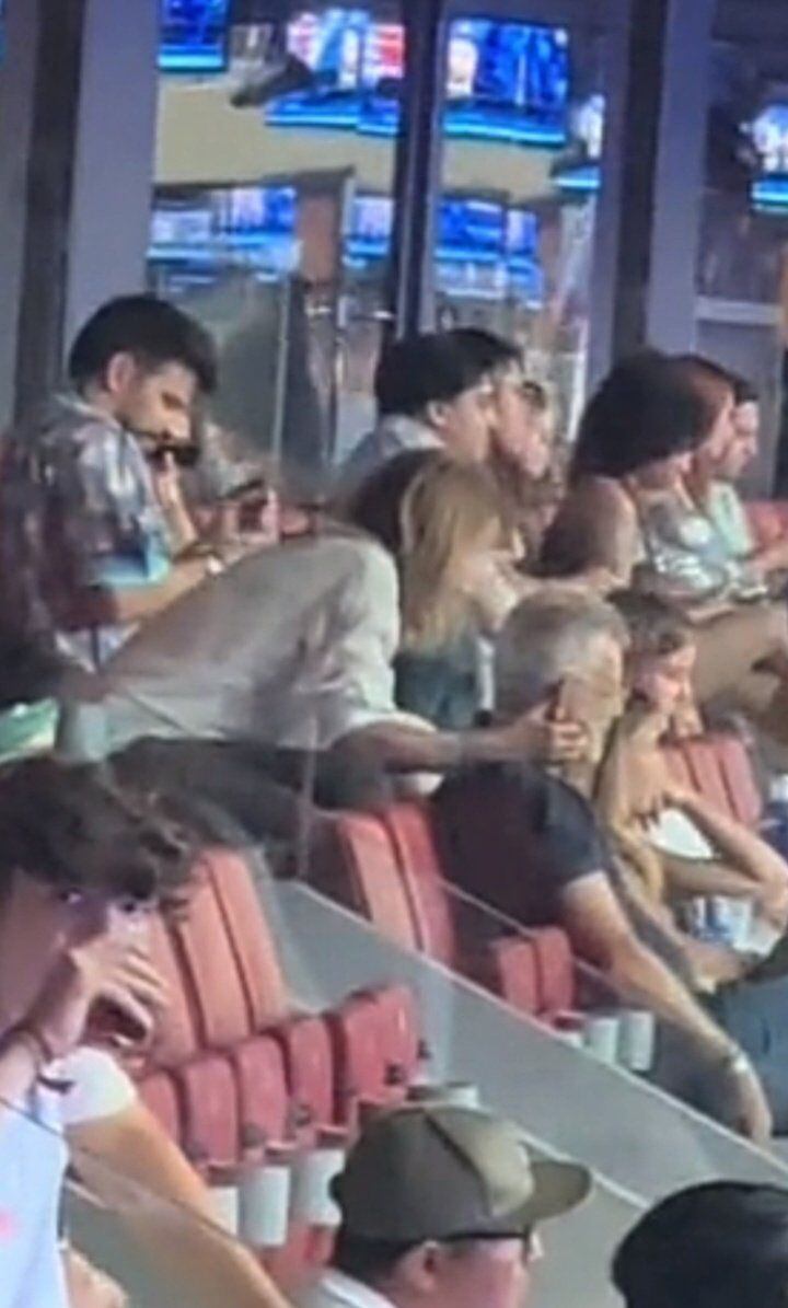 Montserrat Bernabeu, Clara Chía, Gerard y Joan Piqué en un evento.