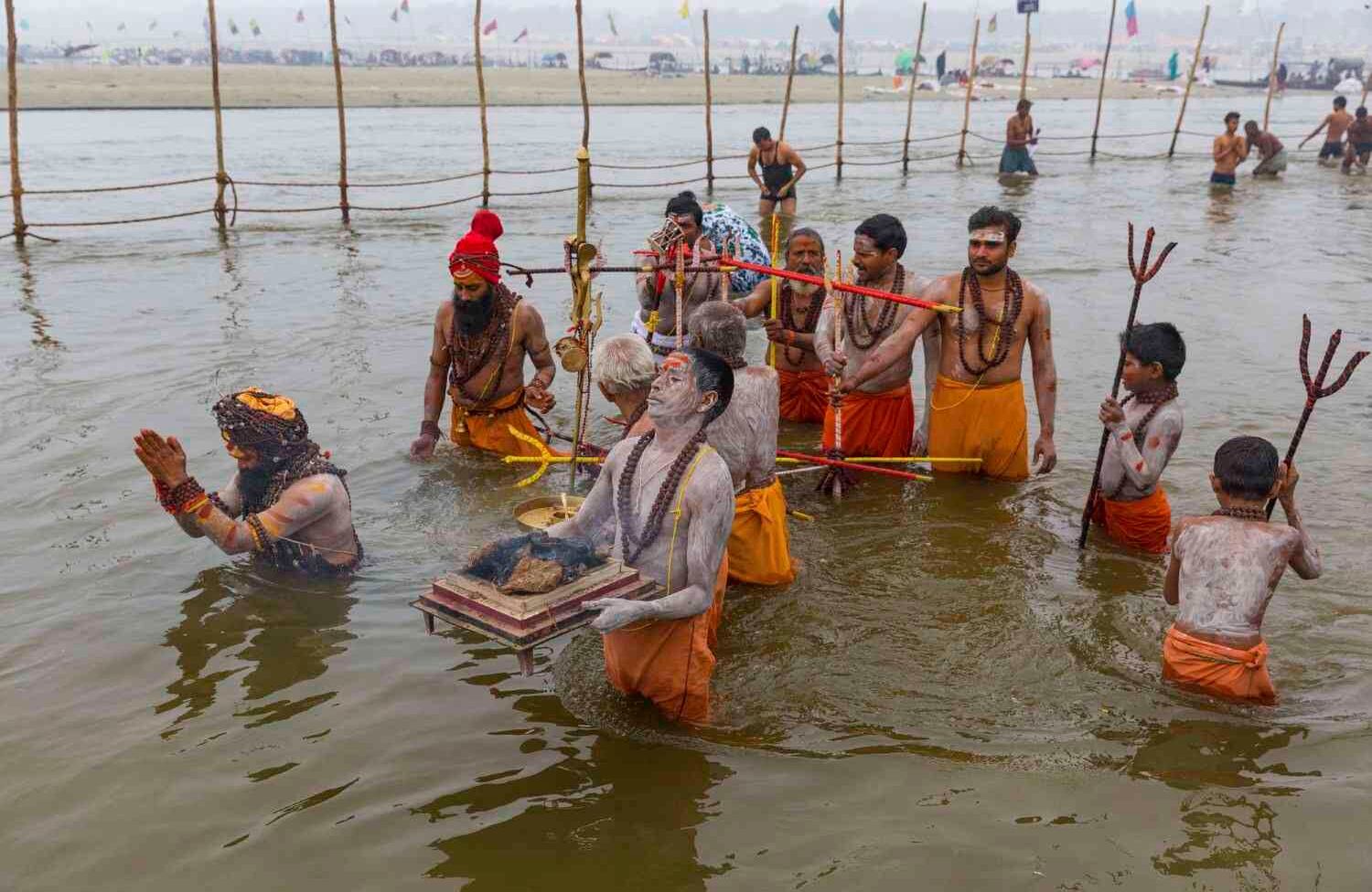 Los sadhus indios u hombres sagrados hindúes realizan rituales después de tomar baños en "Sangam", el punto de encuentro de los ríos sagrados indios Ganges y Yamuna, durante la tradicional feria anual de Magh Mela en Allahabad, India. Se espera que cientos de miles de hindúes devotos bañen en los rios el astronómicamente período(AP Photo / Rajesh Kumar Singh).