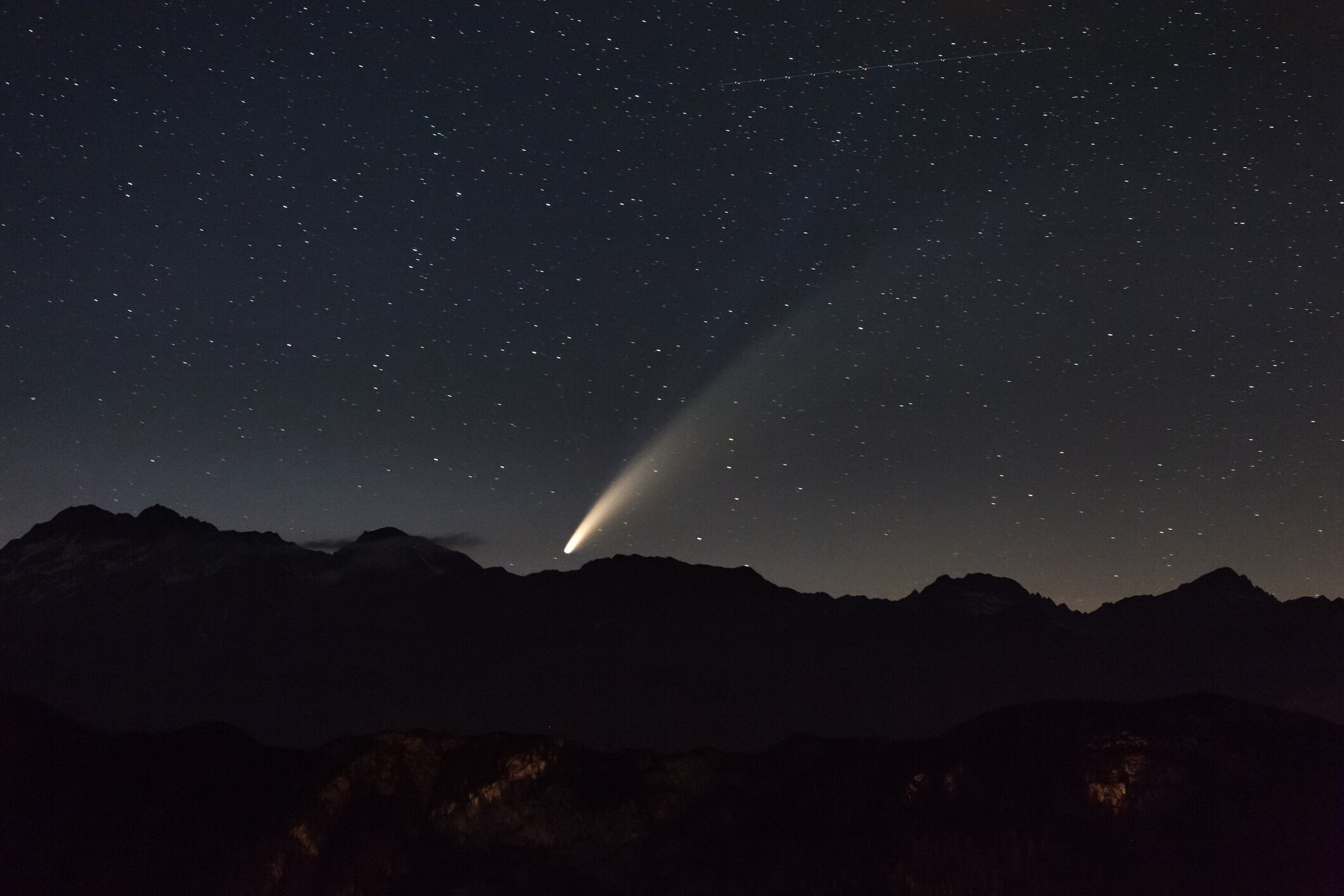 Las estimaciones sobre el brillo del cometa varían, pero su observación sigue siendo viable con ayuda óptica.