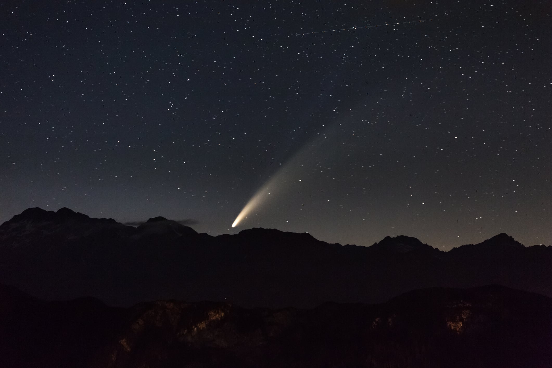 Las estimaciones sobre el brillo del cometa varían, pero su observación sigue siendo viable con ayuda óptica.