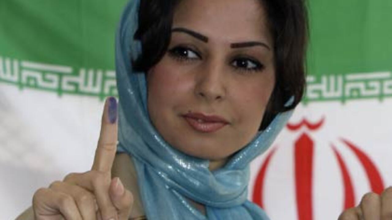 La joven Neda Agha Soltan se convirtió en un símbolo de los manifestantes después de que su desgarradora muerte, en medio de la represión, fue grabada en un celular y difundida por Internet. El régimen obligó a sus familiares a cancelar su funeral e inició una campaña de propaganda en la que asegura que, en realidad, es una mártir de los basiyís, la milicia estatal