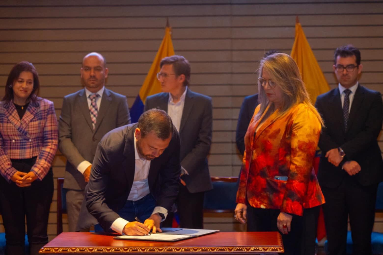 Alcalde Carlos Fernando Galán en el acto de posesión de los alcaldes locales