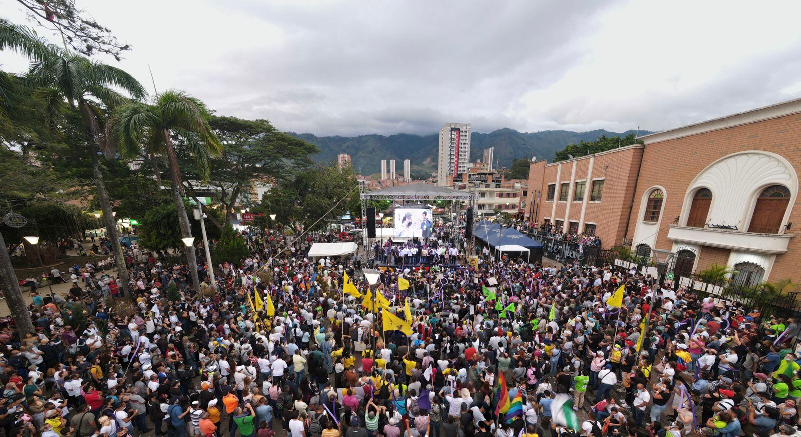 Cerca de 5 mil millones de personas asistieron al evento de Gustavo Petro en Bello.