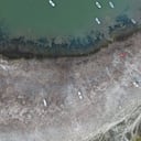 Una vista aérea tomada en Estambul el 29 de agosto de 2023 muestra la presa de Terkos parcialmente seca. Las represas de Estambul, una ciudad de entre 16 y 20 millones de habitantes, han caído a menos de un tercio de su capacidad después de que otro verano caluroso puso a la ciudad más grande de Turquía al borde de una catástrofe potencial. (Foto de YASIN AKGUL / AFP)