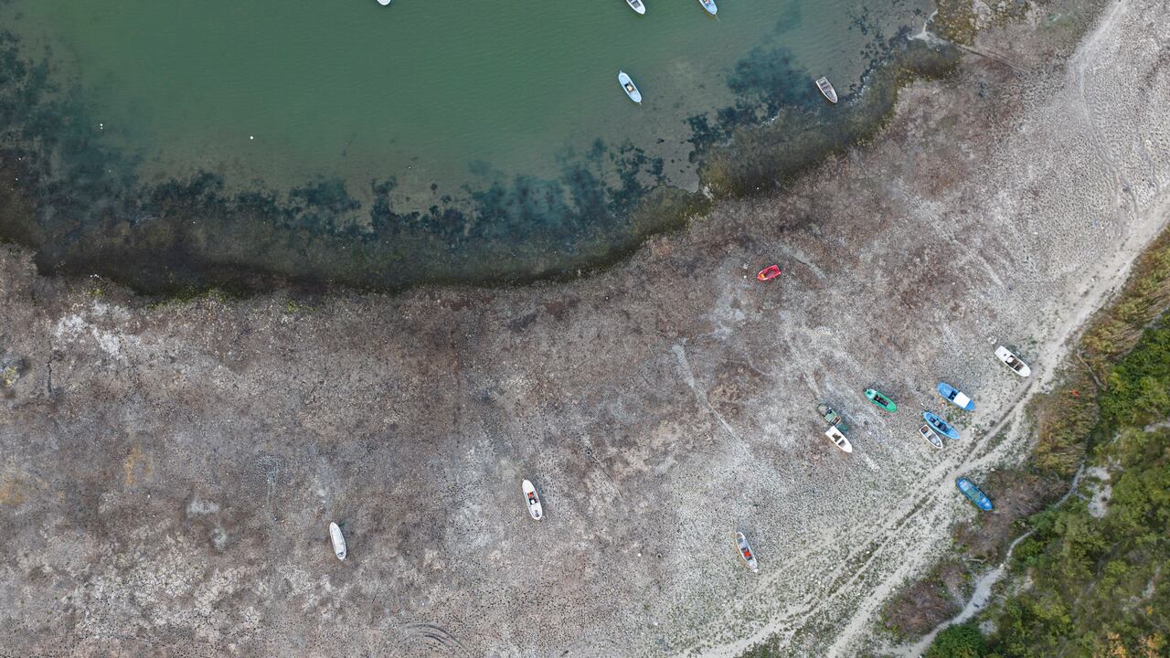 Una vista aérea tomada en Estambul el 29 de agosto de 2023 muestra la presa de Terkos parcialmente seca. Las represas de Estambul, una ciudad de entre 16 y 20 millones de habitantes, han caído a menos de un tercio de su capacidad después de que otro verano caluroso puso a la ciudad más grande de Turquía al borde de una catástrofe potencial. (Foto de YASIN AKGUL / AFP)