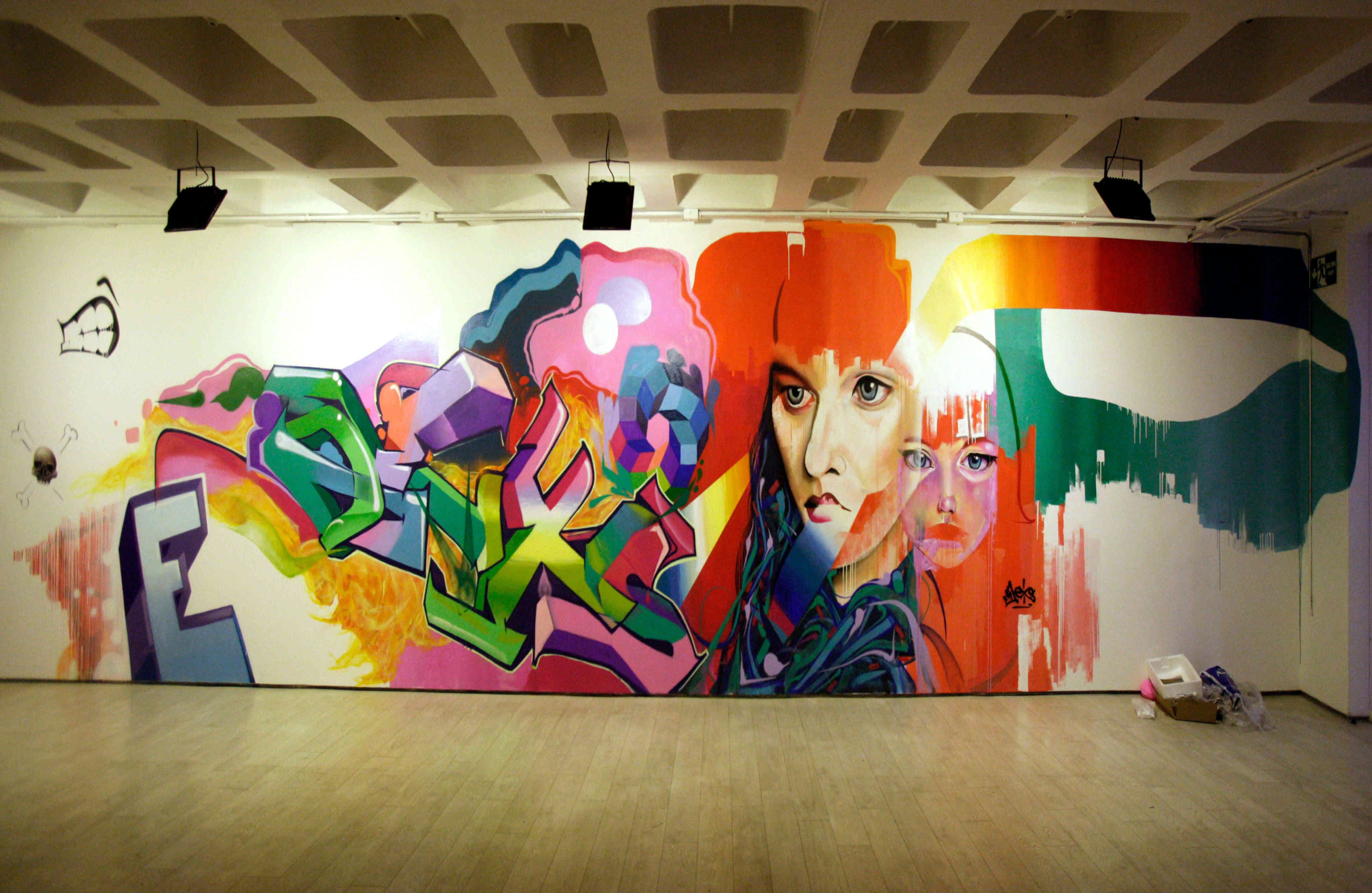 Intervención de Dexs en la galería del Colombo Americano. Foto: Carlos Julio Martínez.