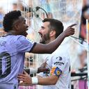 Vinicius discute con la grada del Valencia