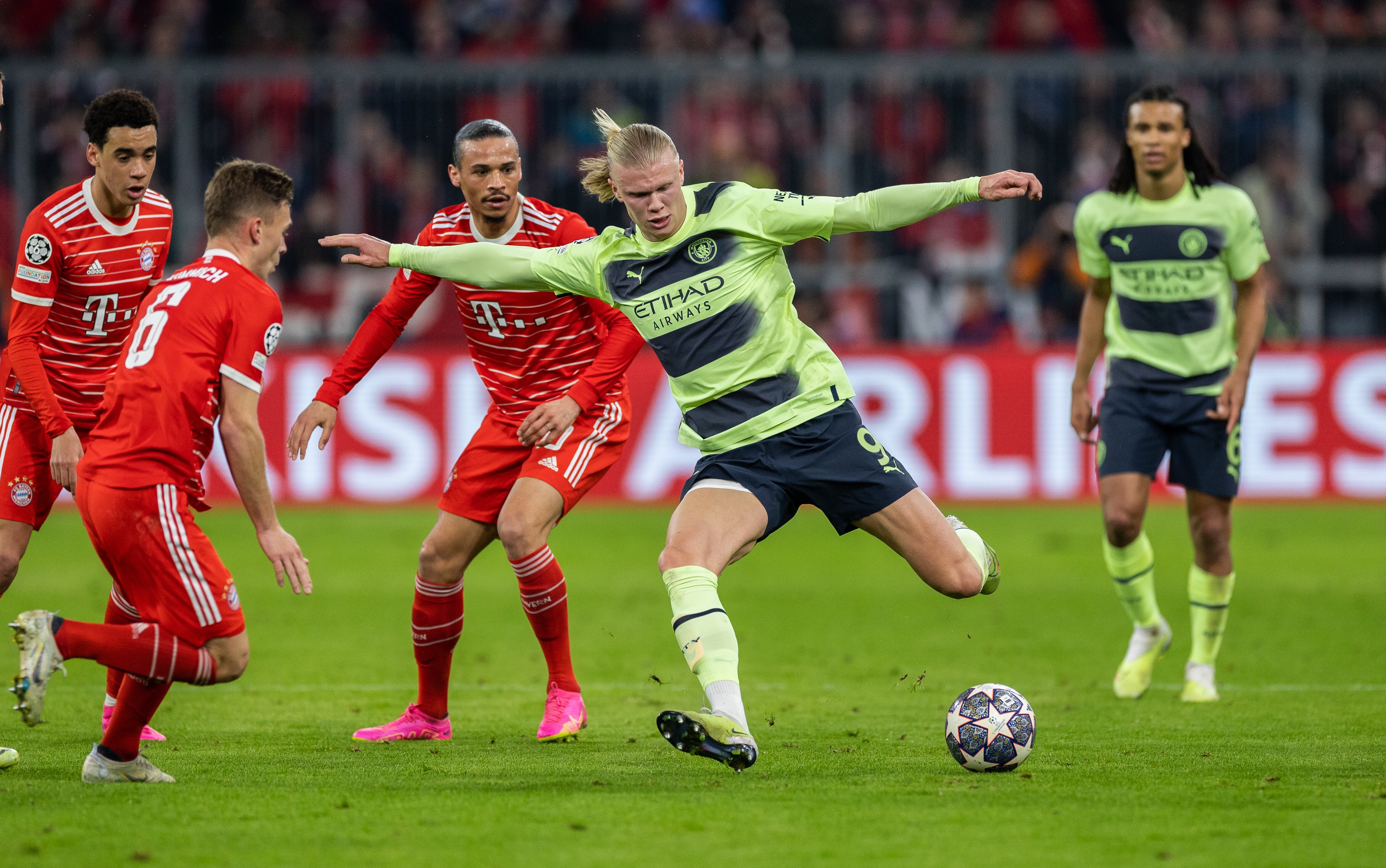 Erling Haaland intentando un remate mientras que Kimmich se anticipa.