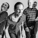 Jay Bentley, en el medio de la foto y de la base rítmica de la banda-ícono del punk californiano. Foto: cortesía Flora Music