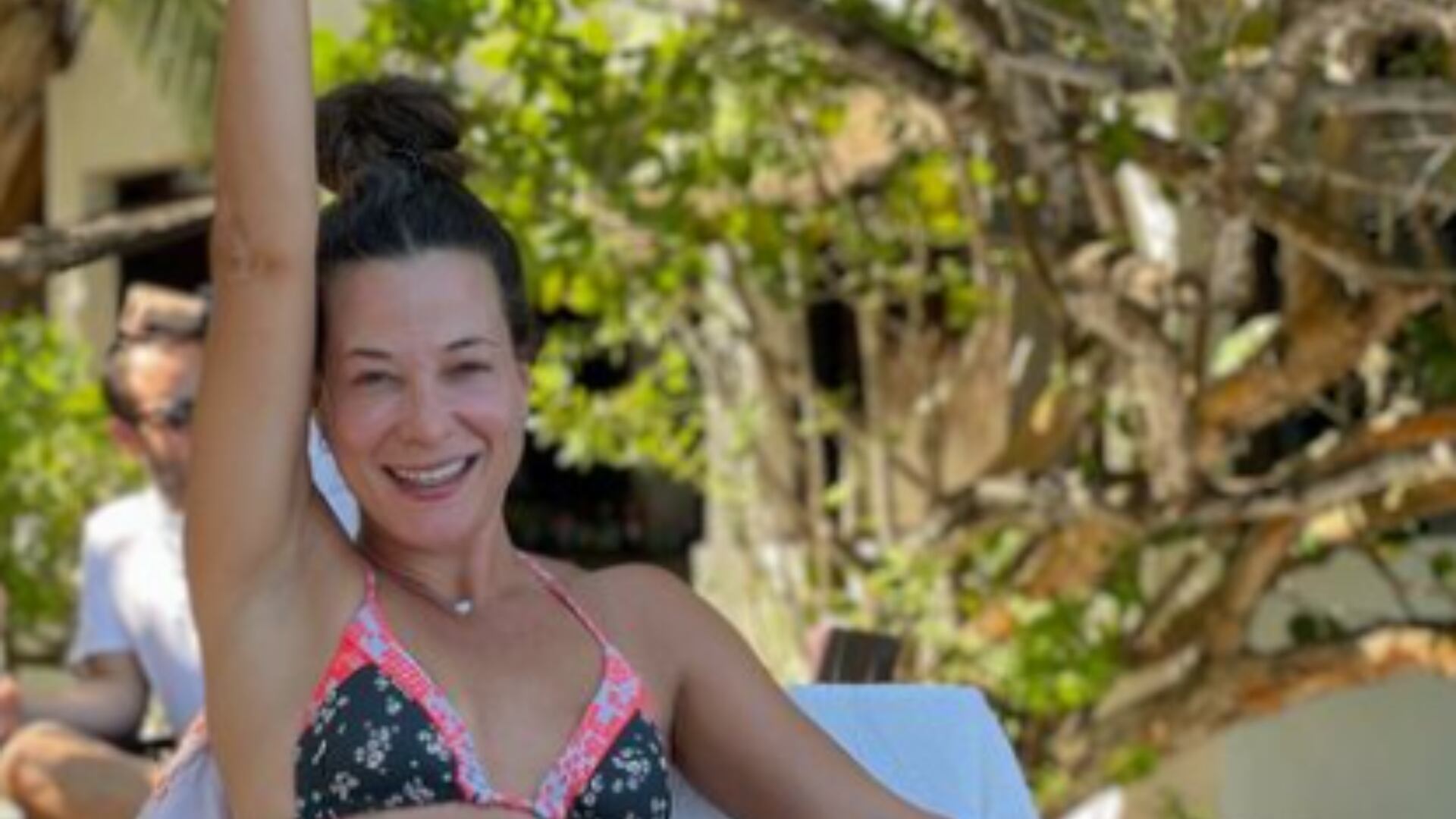 Estefania Borge actriz colombiana posa en la playa en vestido de baño.