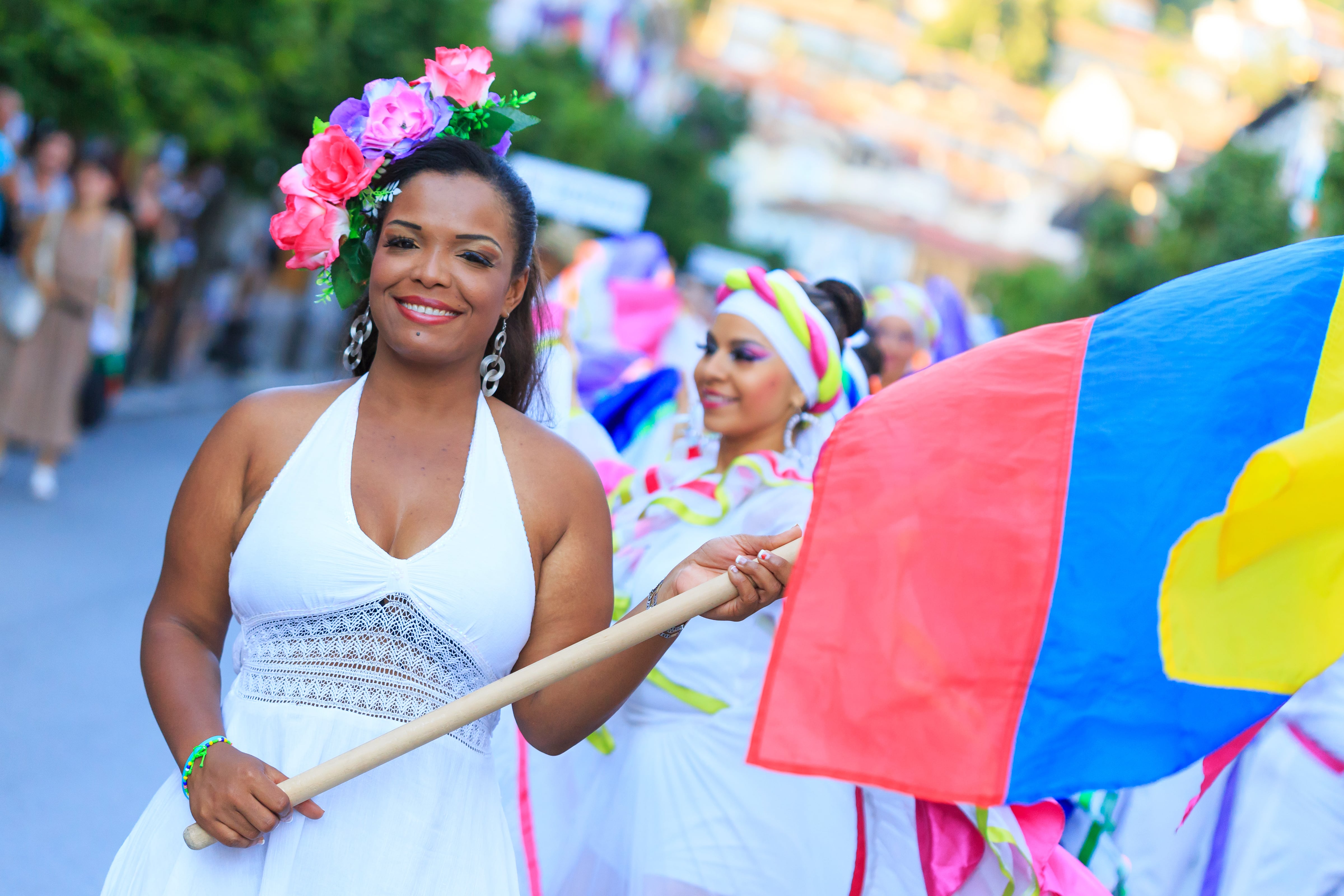 Mujeres participando en las marchas dispuestas para visibilizar las luchas por la igualdad de género