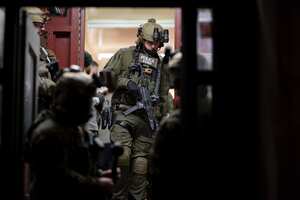 Esta mañana en Nueva York se arrestó a unos delincuentes extranjeros.