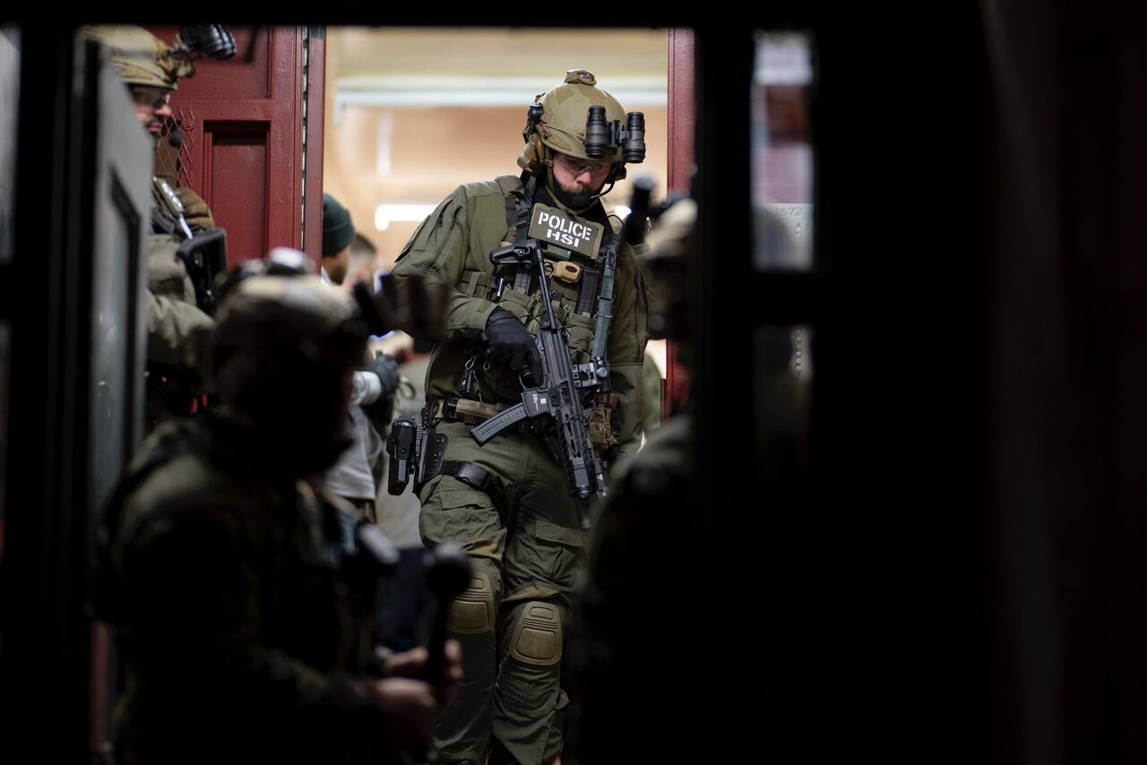 Esta mañana en Nueva York se arrestó a unos delincuentes extranjeros.