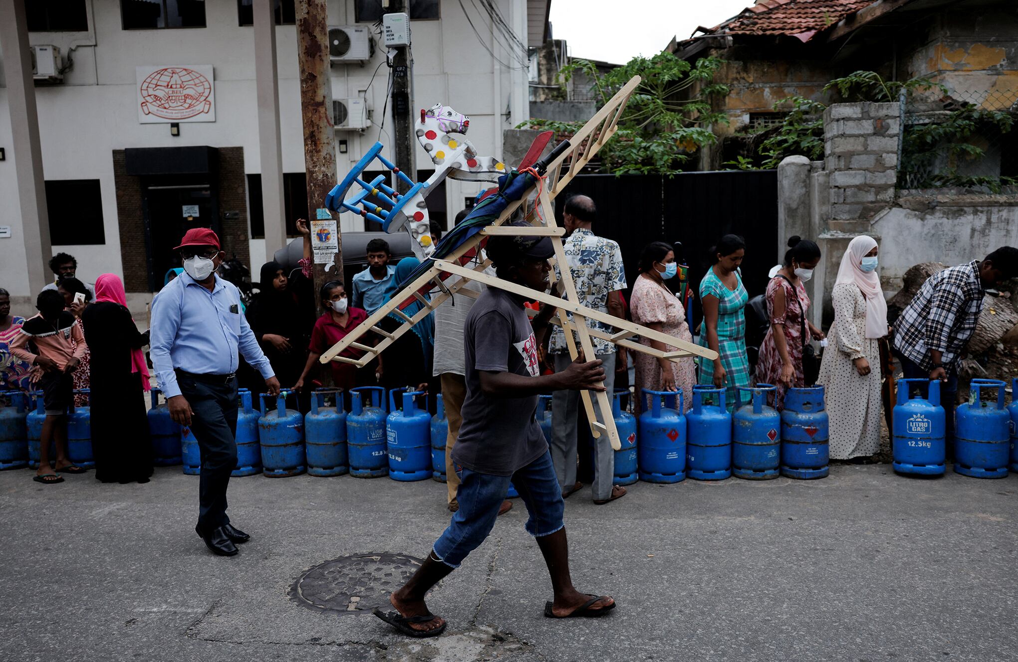 En imágenes : Largas colas por la crisis de la plaga de combustible en Sri Lanka