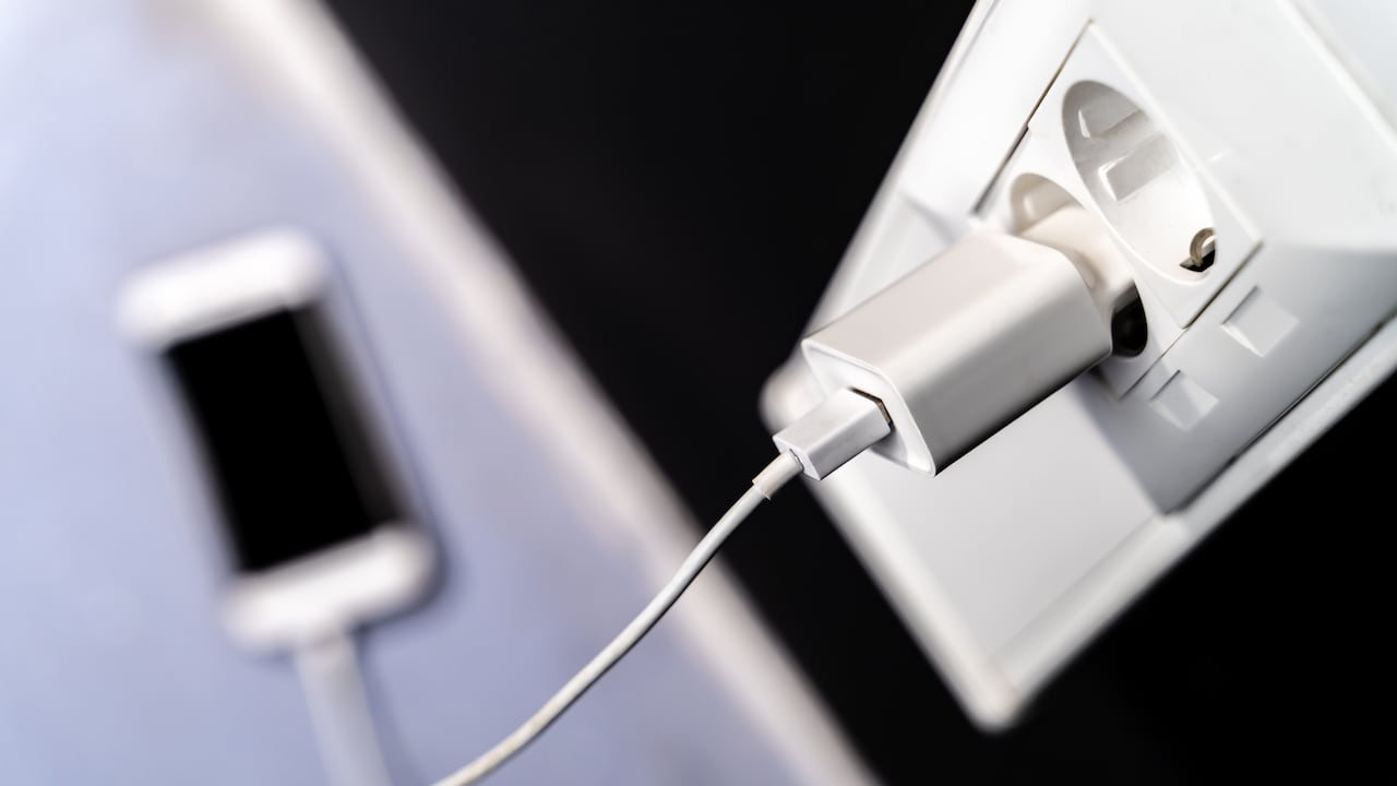 Cargar el dispositivo con un cargador genérico puede tener grandes problemas.