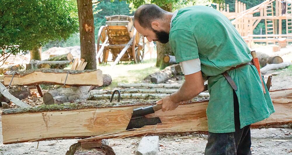 En Guédelon, un proyecto de arqueología experimental que lleva 25 años construyendo un castillo con técnicas exclusivas del siglo XIII, se ha pulido el saber y el respeto por la madera que le permitirá al techo de Notre Dame aguantar 800 años más.  