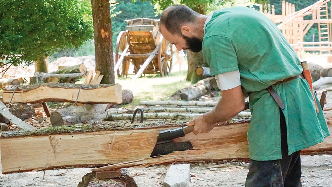 En Guédelon, un proyecto de arqueología experimental que lleva 25 años construyendo un castillo con técnicas exclusivas del siglo XIII, se ha pulido el saber y el respeto por la madera que le permitirá al techo de Notre Dame aguantar 800 años más.