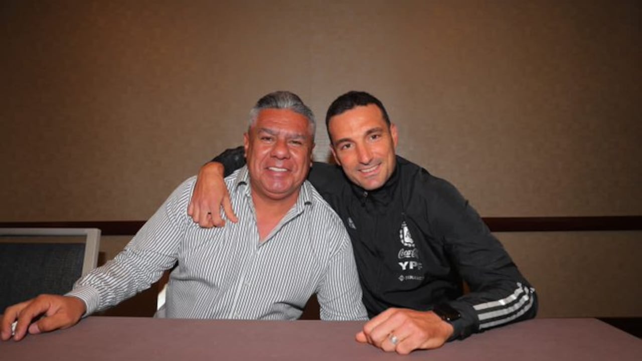 "Chiqui" Tapia, presidente de la AFA y Lionel Scaloni, director técnico de la selección de Argentina. Foto: Twitter @tapiachiqui