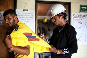 Yerry Mina y Juan Guillermo Cuadrado en la construcción del Centro Comercial Guatapé Plaza