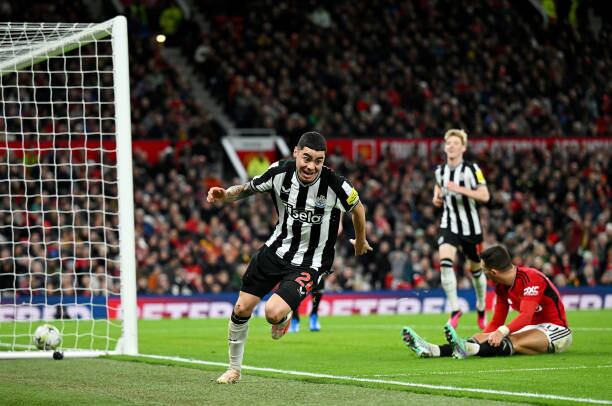 Miguel Almiron, del Newcastle United, celebra tras marcar el primer gol de su equipo durante el partido de la cuarta ronda de la Carabao Cup entre el Manchester United y el Newcastle United en Old Trafford el 01 de noviembre de 2023 en Manchester, Inglaterra.