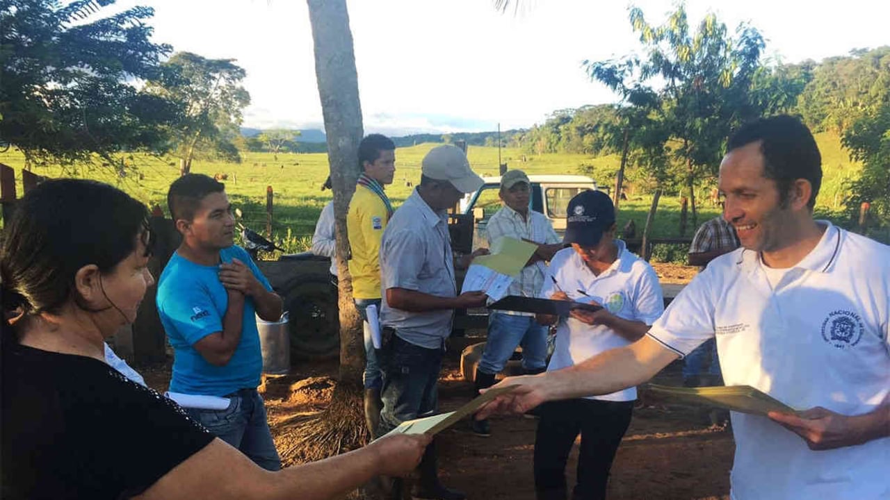 Varios ganaderos de San Vicente del Caguán aprendieron que con mejores prácticas productivas no tienen la necesidad de talar los bosques y al mismo tiempo ganan más recursos económicos. Foto: Universidad Nacional de Colombia