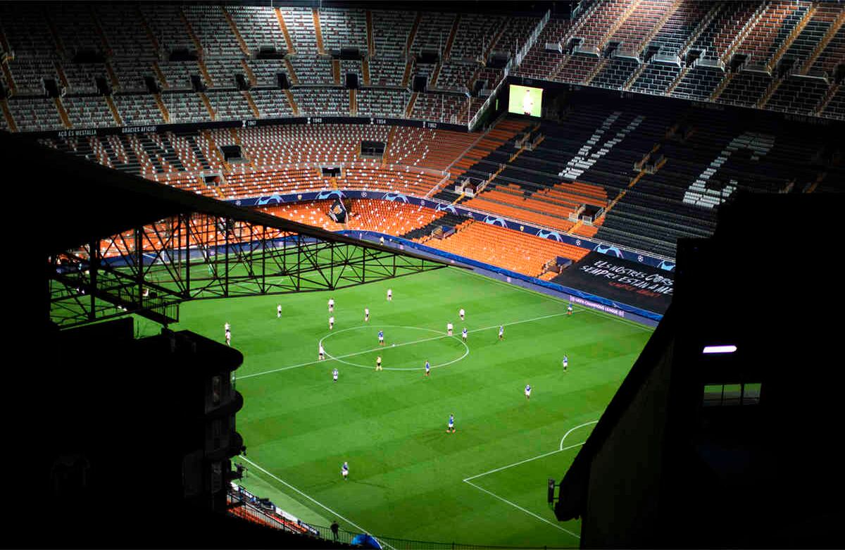 Vista general del estadio de Mestalla, durante el partido de octavos de final de la Champions League entre el Valencia y el Atalanta de Italia. Por la pandemia, se jugó sin público. Italia registra más de 4.000 casos de contagio. Foto: Emilio Morenatti/ AP 