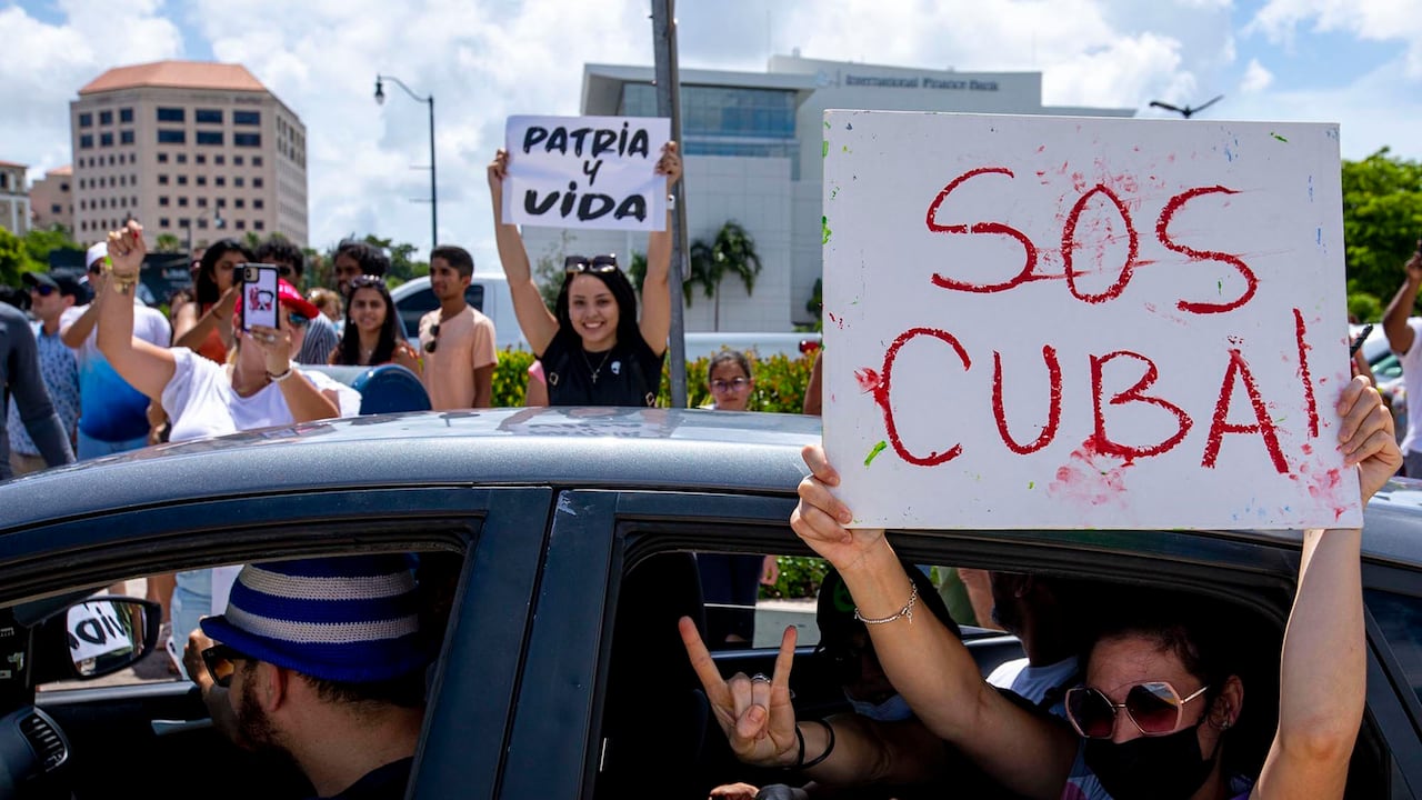 La gente protesta durante una manifestación en solidaridad con miles de cubanos que tomaron las calles el domingo 11 de julio de 2021, en varios lugares de Cuba, en una de las mayores protestas que se llevará a cabo en la isla, en el restaurante cubano Versalles de la calle 8 en el barrio de la Pequeña Habana de Miami. Foto: Daniel A. Varela / Miami Herald vía AP.