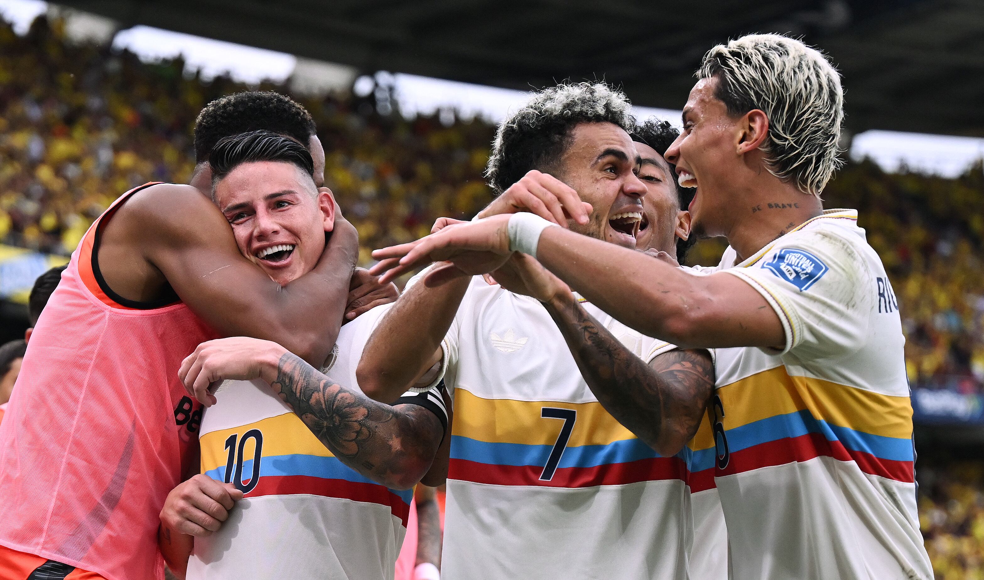 James, Díaz y Ríos celebran ante Chile la victoria de la Selección Colombia