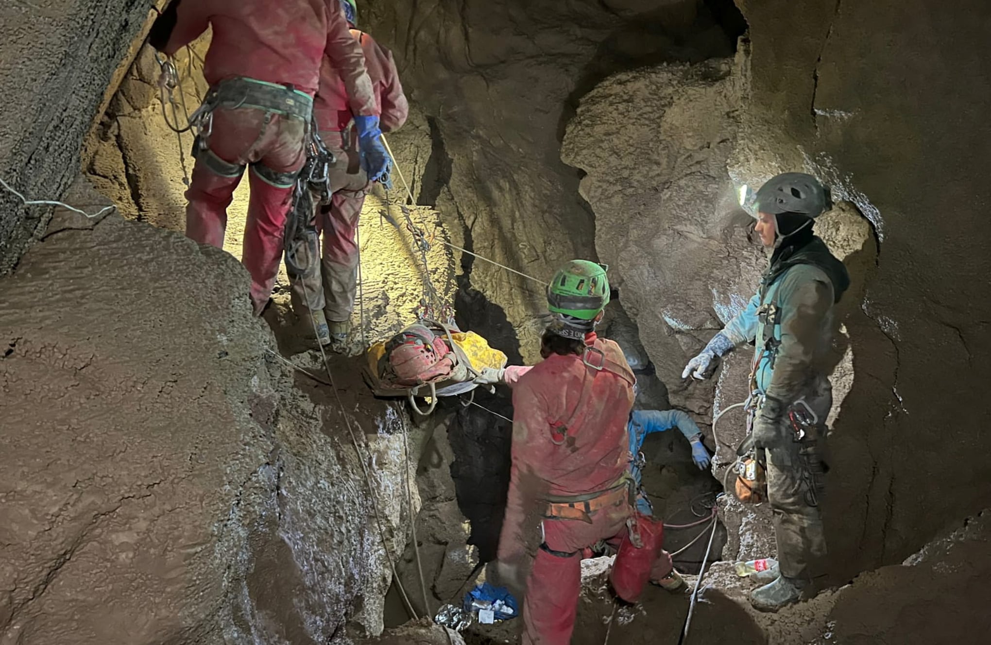 En imágenes : Espeleólogo estadounidense rescatado de una cueva a 1.000 metros de profundidad.
