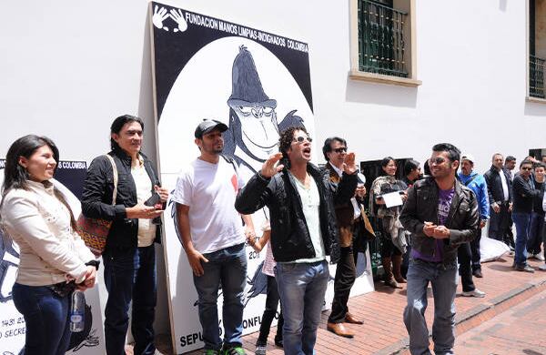 Una decena de ciudadanos llegaron al centro de la capital y se plantaron frente al Hotel de la Ópera, donde el nuevo presidente del Senado, Roy Barreras, instaló su oficina para sellar los acuerdos políticos. 