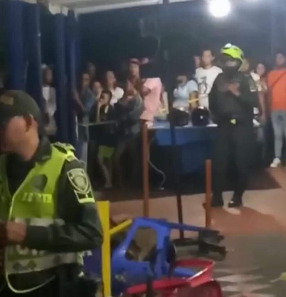 Policías en el lugar de los hechos.