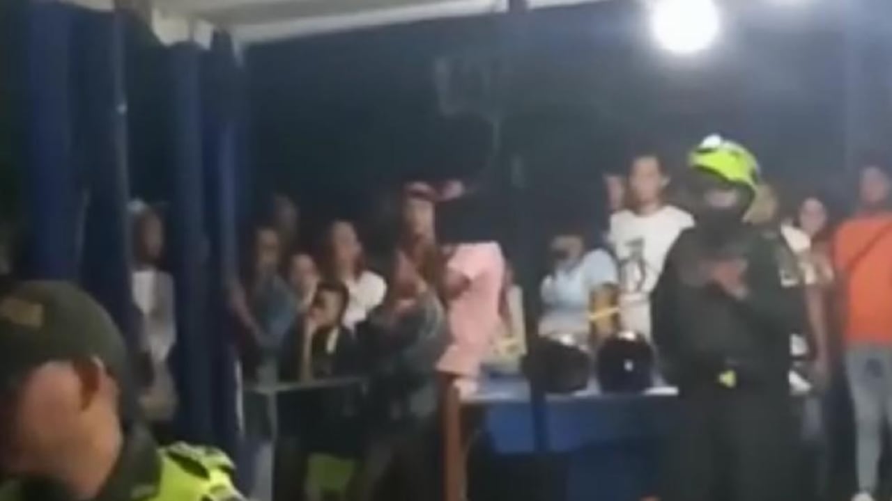 Policías en el lugar de los hechos.