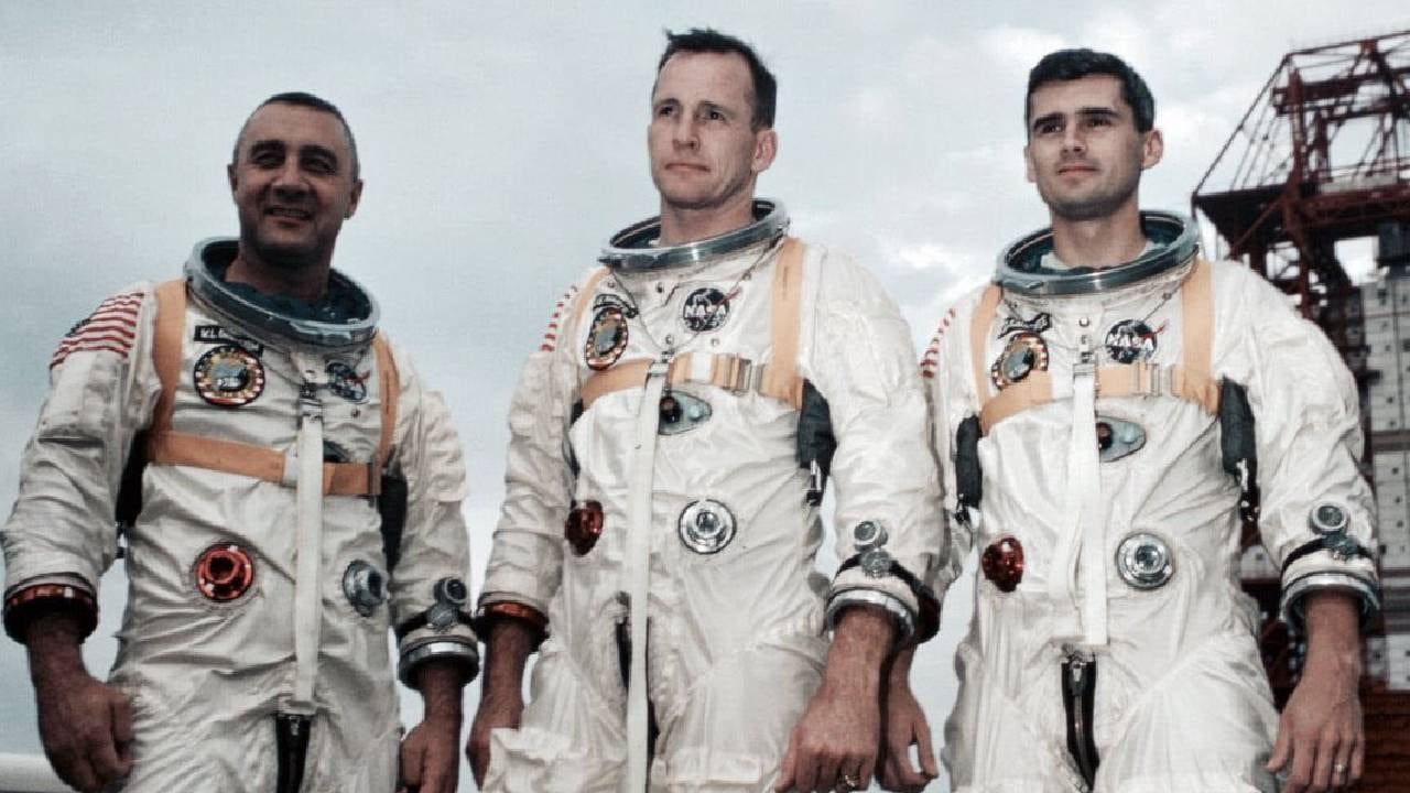 El comandante piloto Virgil I. "Gus" Grissom, el piloto del módulo de comando Edward H. White II y el piloto Roger B. Chaffee.