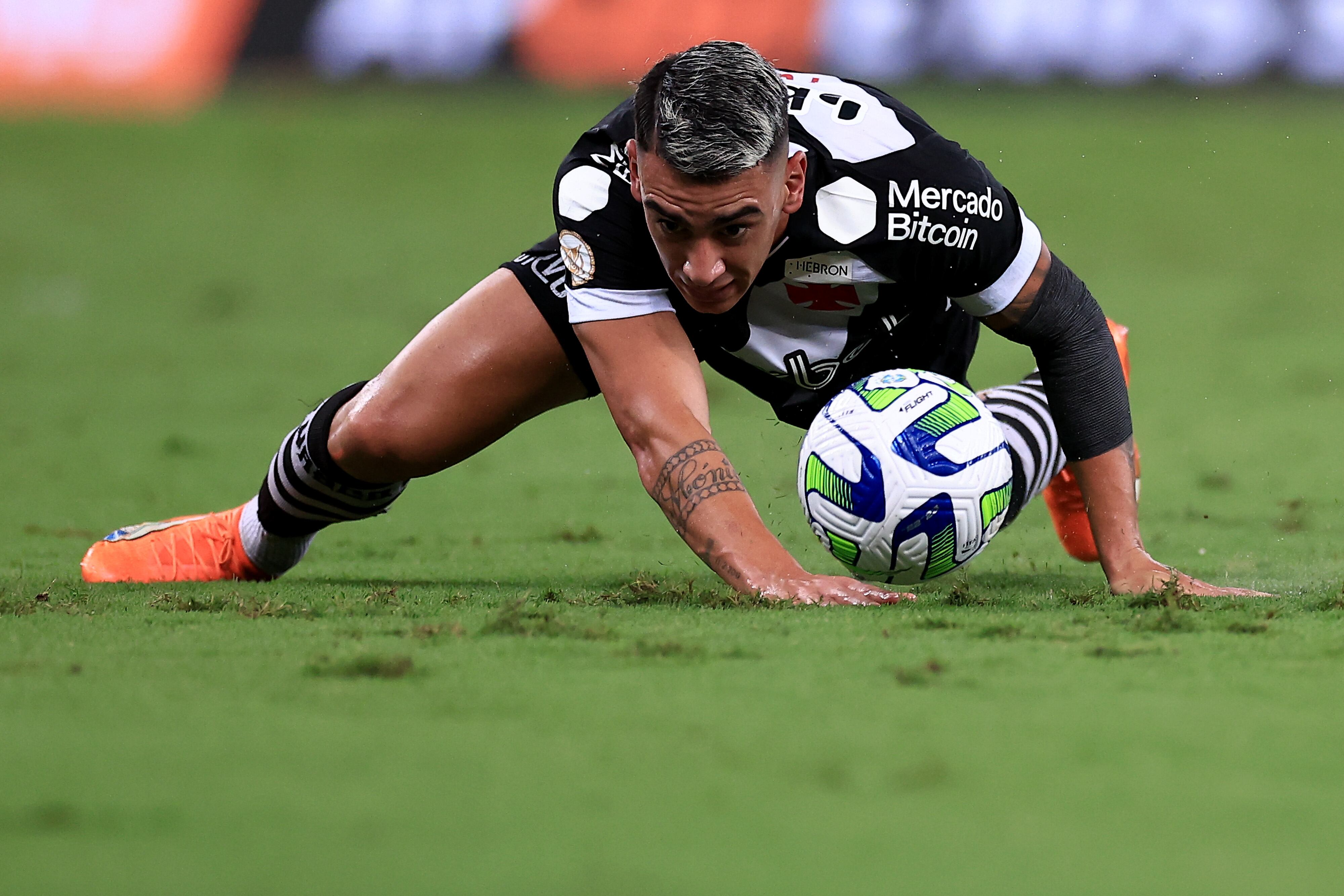 RIO DE JANEIRO, BRAZIL - MAY 06: Puma Rodriguez of Vasco controls the ball during a match between Fluminense and Vasco da Gama as part of Brasileirao 2023 at Maracana Stadium on May 06, 2023 in Rio de Janeiro, Brazil. (Photo by Buda Mendes/Getty Images)