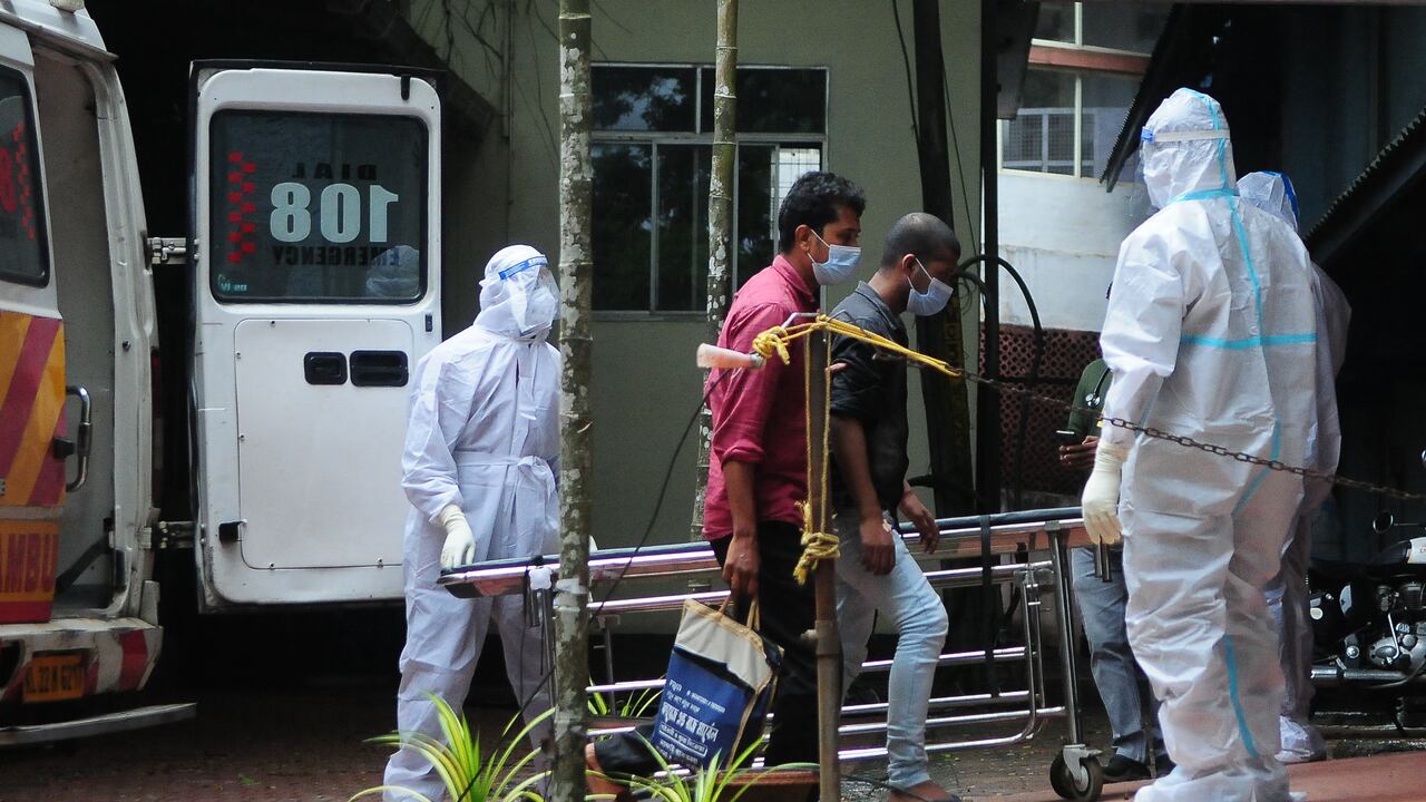 India ha frenado las reuniones públicas y cerrado algunas escuelas en el estado sureño de Kerala después de que dos personas murieran de Nipah, un virus de murciélagos o cerdos que causa fiebre mortal.
