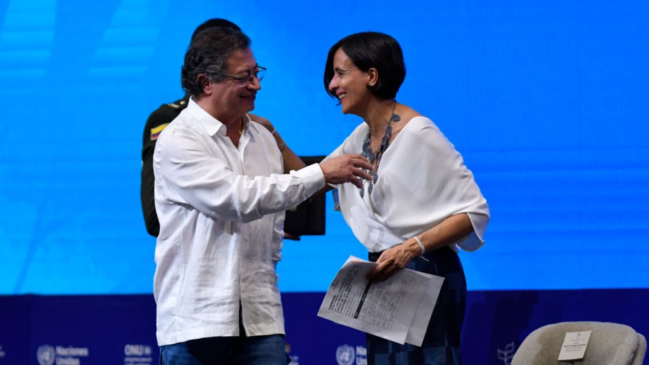 El presidente de Colombia, Gustavo Petro, saluda a la entonces ministra de Ambiente, Susana Muhamad, durante las sesiones de alto nivel como parte de la 'COP16: Paz con la Naturaleza' en el Centro de Eventos Valle Del Pacífico, el 29 de octubre de 2024 en Cali, Colombia (Foto de Gabriel Aponte/Getty Images)