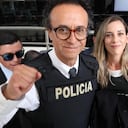 Christian Zurita y Andrea González salen de una rueda de prensa en un hotel, con chalecos de policía, después de que el partido político del asesinado candidato presidencial ecuatoriano Fernando Villavicencio eligiera a González, la compañera de fórmula vicepresidencial, para reemplazarlo como abanderada del partido, en Quito, Ecuador 13 de agosto 2023. © Reuters- Henry Romero