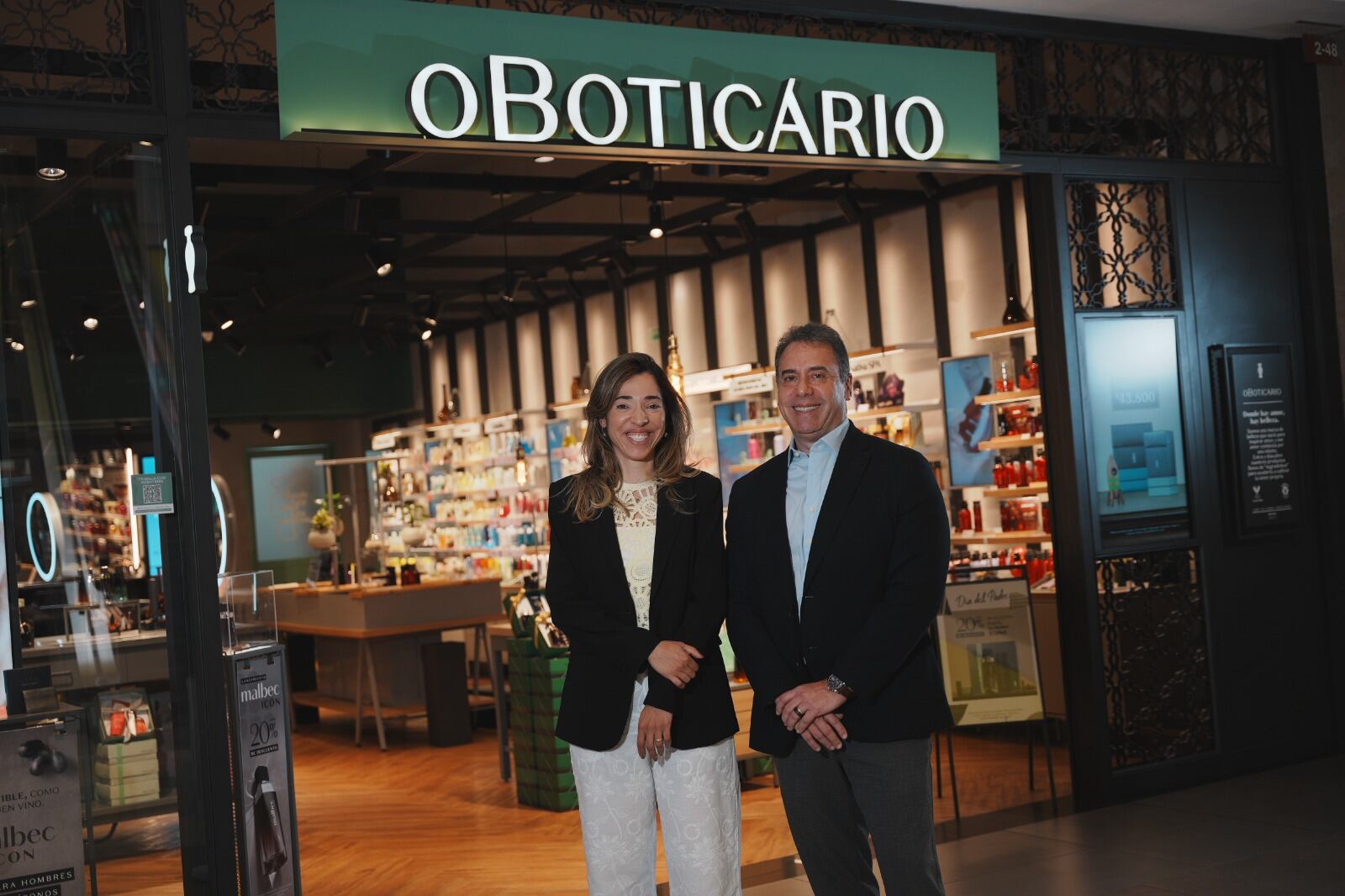 Luciana Alves, General Manager de OBoticário en Colombia, y Arthur Grynbaum, vicepresidente del Consejo de Grupo Boticário.