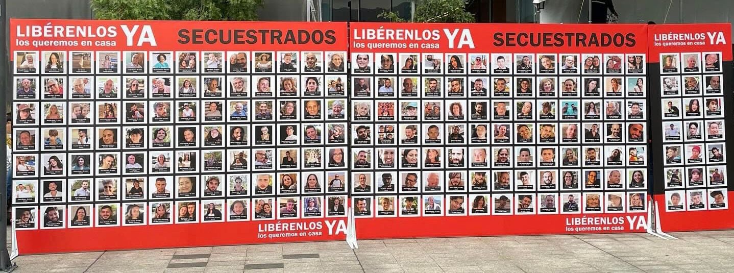 En una muestra de solidaridad, un grupo de ciudadanos colombianos se ha unido para llevar a cabo campañas en las calles de las diferentes capitales del país, con el objetivo de destacar la difícil situación de los secuestrados por los terroristas de Hamás en Gaza.