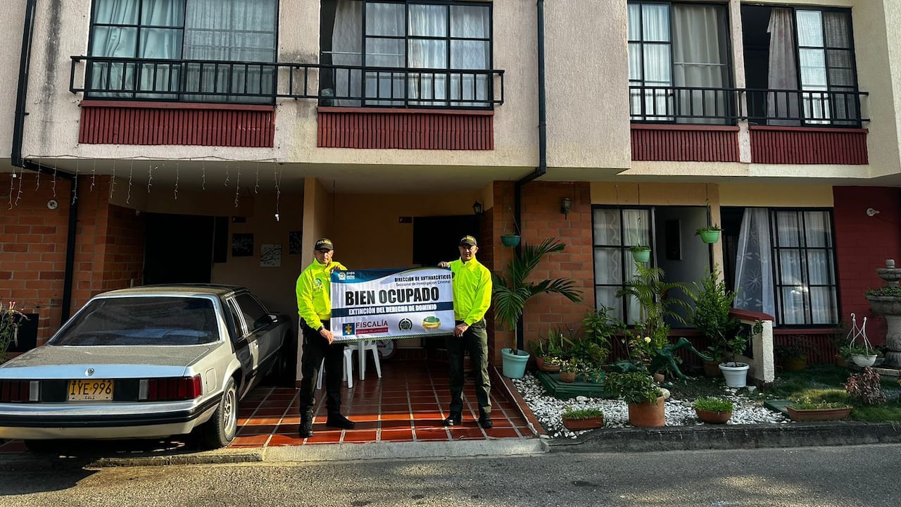 La Policía indicó que “tenían en su poder 31 bienes adquiridos de la actividad ilícita, entre ellos, 4 muebles, 24 inmuebles (casas, aptos, fincas), 1 sociedad y 2 establecimientos de comercio".