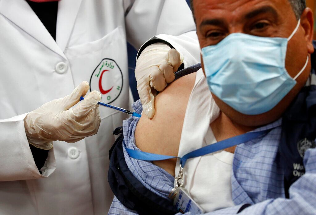 La tercera ola de covid-19 sigue avanzando en un mundo enfocado en conseguir vacunas.