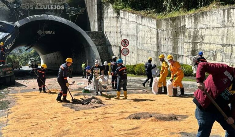 Autoridades trabajan para restaurar la movilidad en la vía tras el accidente en el Túnel los Azulejos, en el Alto La Línea.