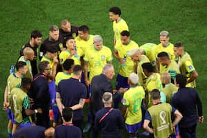 Tite dando indicaciones a los jugadores de la Selección de Brasil en el partido ante Croacia por la Copa Mundial de 2022