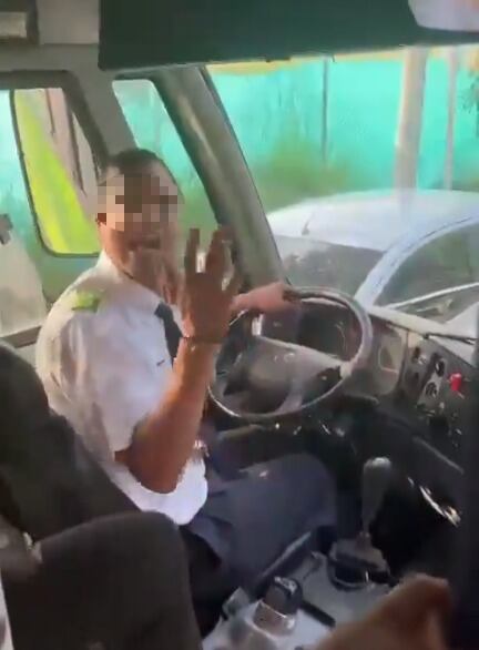 El conductor reaccionó airadamente y no dejó salir a los pasajeros que le pedían detener el vehículo.