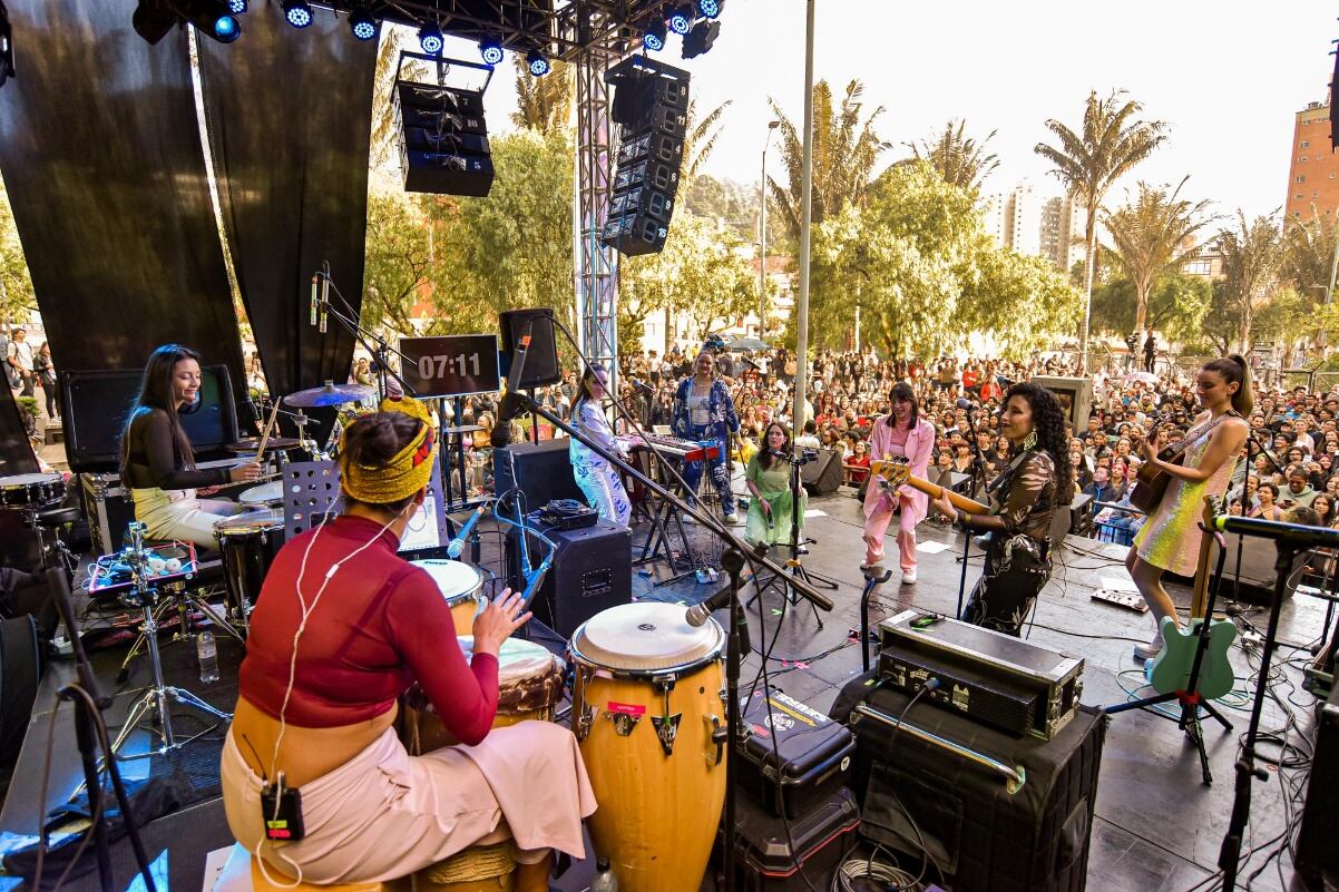 Colectivo de Fuego, un grupo de artistas independientes integrado por Brina Quoya, Maria Cristina Plata, Maria McCausland, Natalia Medina, Nicole Ocampo, Paula Van Hissenhoven, Pilar Cabrera y Sabi Satizábal.