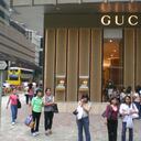 Gucci: Es una firma de lujo italiana dedicada al diseño y fabricación de artículos de moda, maletas, relojes, perfumes, etc. Fundada en 1921 por el artesano Guccio Gucci en un pequeño taller de Florencia, Italia.