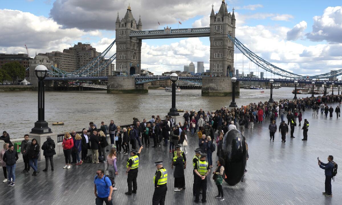 Multitudinaria fila para ingresar a ver féretro de la reina
