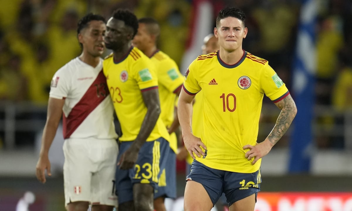 James Rodríguez, de la selección de Colombia, se lamenta en el partido ante Perú, correspondiente a las eliminatorias mundialistas, el viernes 28 de enero de 2022, en Barranquilla (AP/Fernando Vergara)