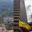 El rastro del impacto de la bala quedó en una ventana del piso 26 de la sede principal de la Procuraduría, en Bogotá.